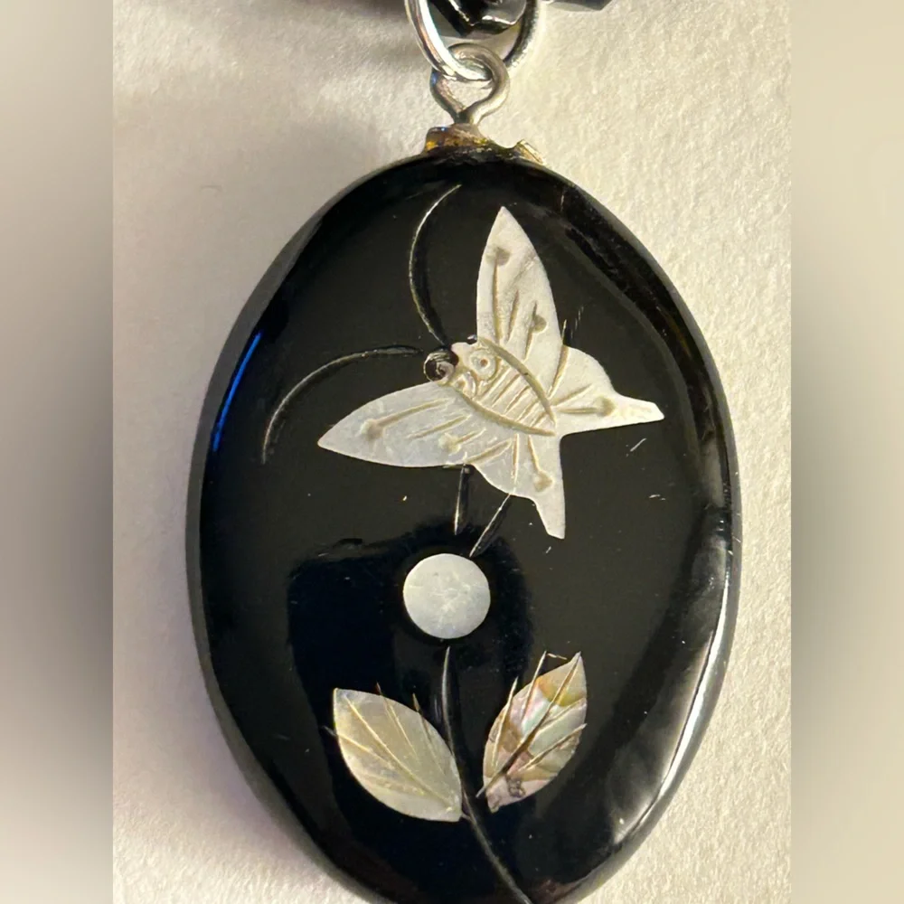 Vintage Necklace inlaid Mother of Pearl Butterfly flowers pendant faceted beads